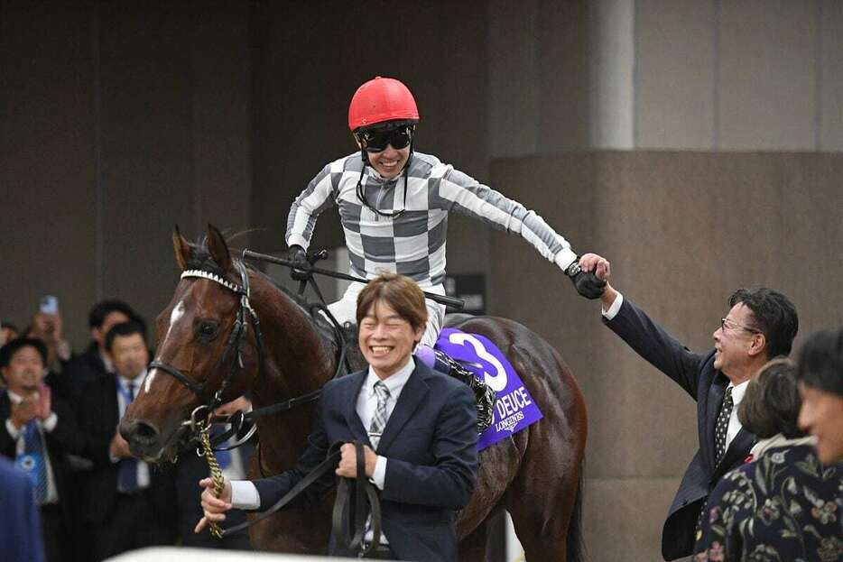 ジャパンカップを制したドウデュースと武豊騎手＝24日、東京競馬場（撮影・菅原和彦）