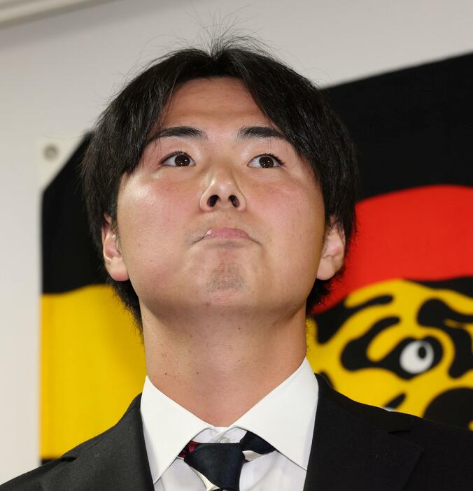 　契約更改交渉を終え、取材の席で唇をかみしめる浜地（撮影・中田匡峻）