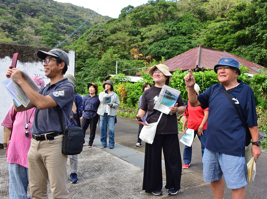 集落散策で宇検村の魅力を体感するツアー参加者ら＝3日、鹿児島県宇検村宇検