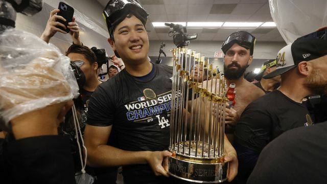 ワールドチャンピオンのトロフィーを持つ大谷翔平選手(写真：日刊スポーツ/アフロ)