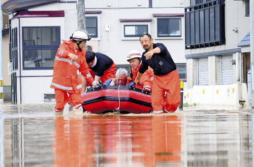 山形県戸沢村古口では、取り残された住民らがボートで救助された（７月２６日）