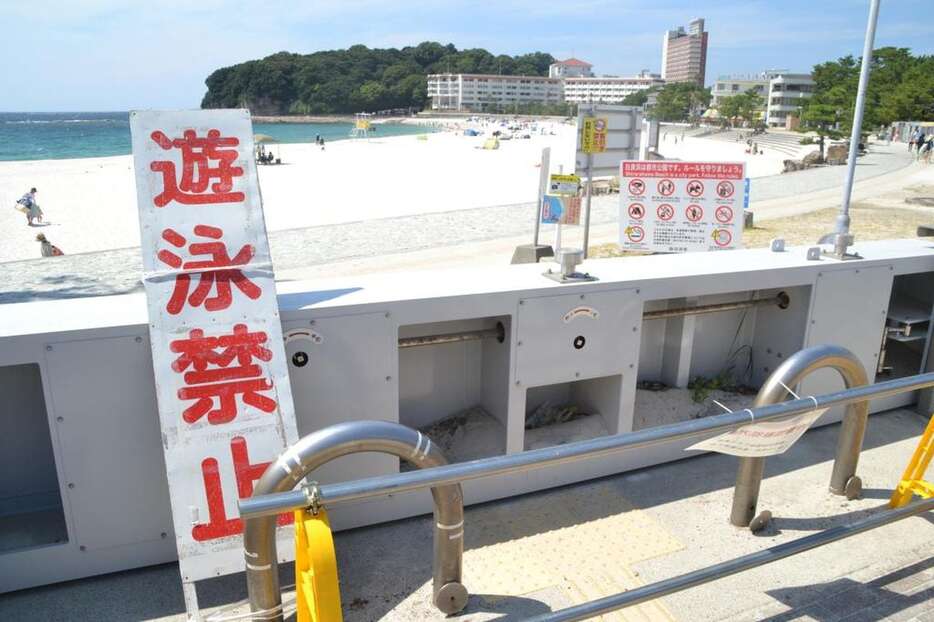 ８月９日、南海トラフ地震臨時情報が発表され、「遊泳禁止」の看板が掲げられた白良浜海水浴場＝和歌山県白浜町（張英壽撮影）