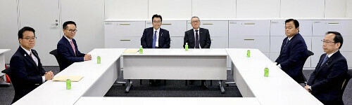 ３党の税制調査会長による初協議に臨む自民党の宮沢洋一（奥右）、公明党の赤羽一嘉（右から２人目）、国民民主党の古川元久（左から２人目）の各税制調査会長ら（２０日、国会内で）＝源幸正倫撮影