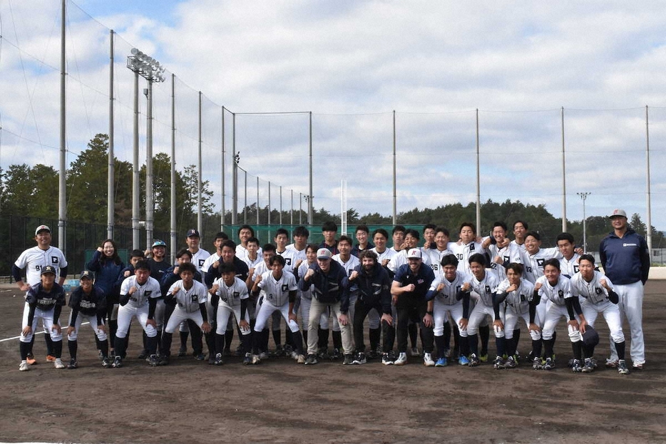 「履正社スポーツ専門学校の学生と交流したサトリア投手（中央）らチェコ代表選手