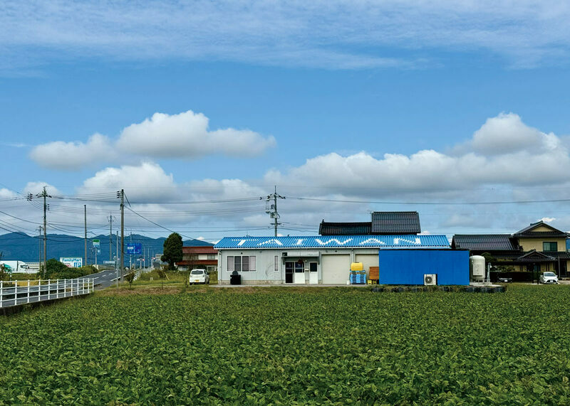 酒蔵外観。屋根のTAIWANは直筆　Photo by Yohko Yamamoto