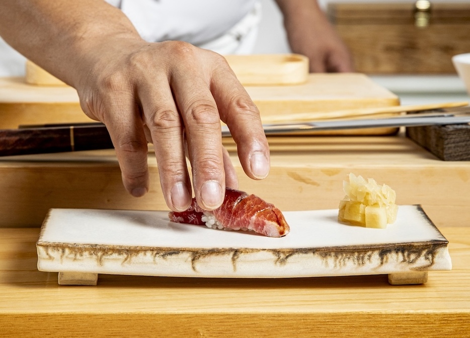 メインの「江戸前鮨 厳選握り」として供されるマグロの握り