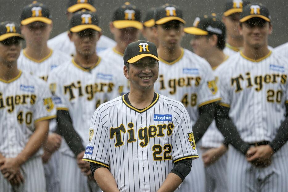 秋季キャンプの歓迎セレモニーに笑顔で臨む阪神・藤川監督＝高知県安芸市