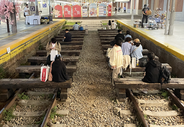 日本の神社を模した映えスポット。筆者来訪時は、ここで写真を撮ろうとする人で数名の行列が（2024年、松田義人撮影）。