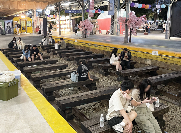 台湾・台中駅の現在の様子。高架化された後も旧駅のプラットフォーム、線路、車両を遺し続ける台湾・台中駅の様子（2024年、松田義人撮影）。