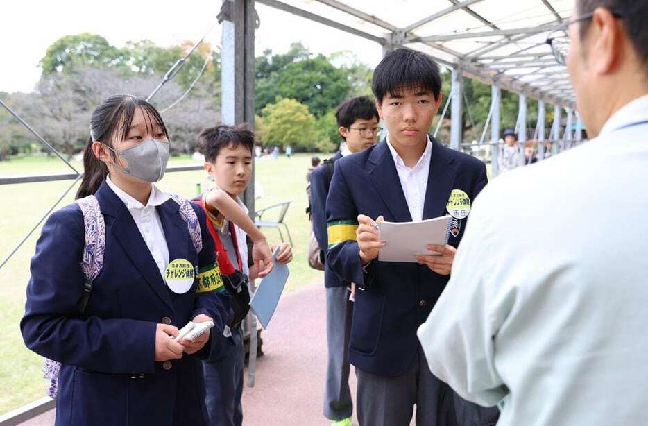 京都府立植物園で取材に臨む中学生たち＝11月5日、京都市左京区（渡辺大樹撮影）