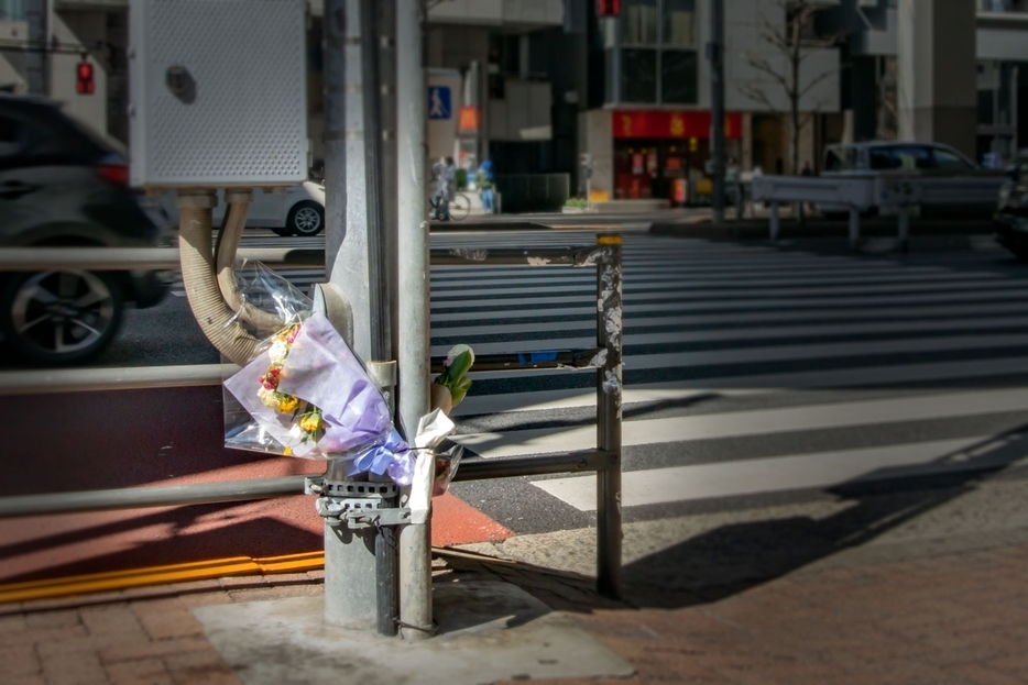 交通事故現場で見かける献花が、道路脇に置きっぱなしになっていました。一般的に「献花」を供えたあとはどのように処分すればよいのでしょうか？