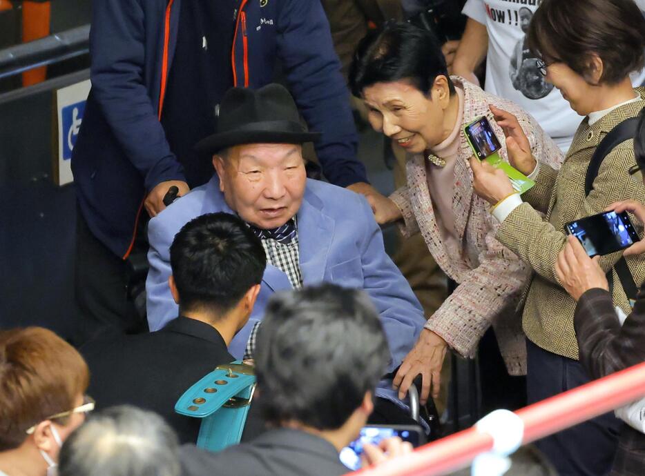 東京都文京区の後楽園ホールをボクシング観戦に訪れた袴田巌さん（中央）と姉ひで子さん＝29日午後