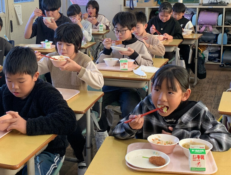 地元で水揚げされた天然トラフグを使った混ぜご飯「ふぐめし」を食べる小学生たち＝福島県相馬市中村の市立桜丘小学校で2024年11月25日午後0時37分、尾崎修二撮影