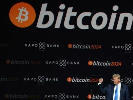 ビットコインのイベント「ビットコイン2024」に登壇したトランプ氏。大統領選での勝利でビットコインも上昇した（写真：ロイター/アフロ）