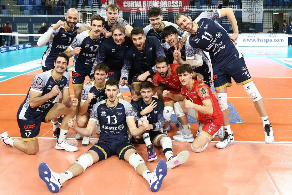 チームメートと勝利を喜ぶ大塚達宣【Photo：Lega Pallavolo Serie A】