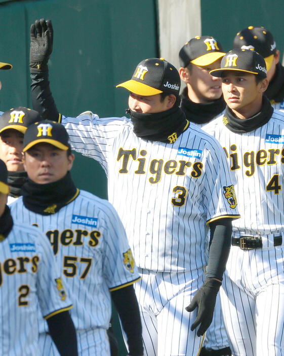 阪神ファン感謝デーをファンに手を振る阪神大山（撮影・上山淳一）