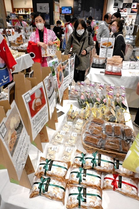 県内各地の菓子が並ぶ館内