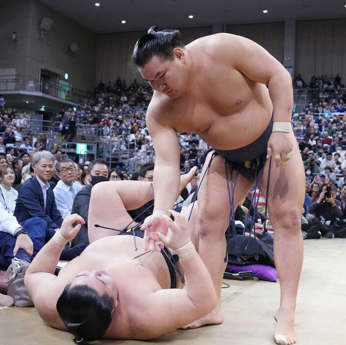 正代（左下）を寄り切りで破った豊昇龍は手を差し出す（撮影・小沢裕）