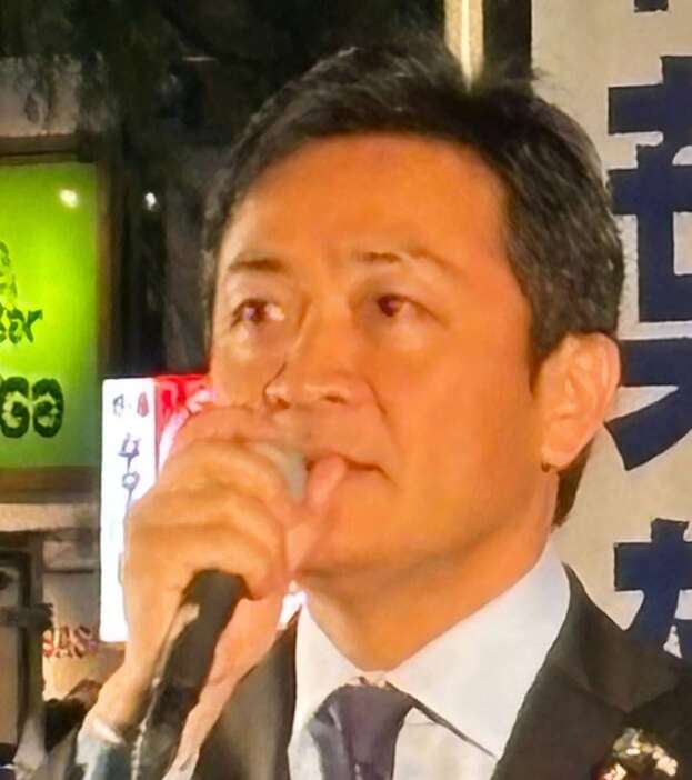 街頭演説を行う国民民主党の玉木雄一郎代表＝28日夜、東京都港区のJR新橋駅前（永原慎吾撮影）