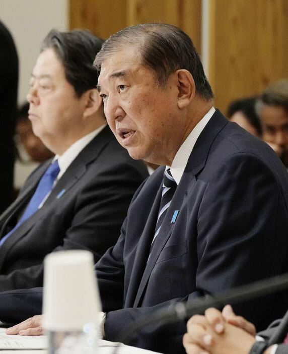 「全世代型社会保障構築本部」の会合であいさつする石破首相＝8日午前、首相官邸