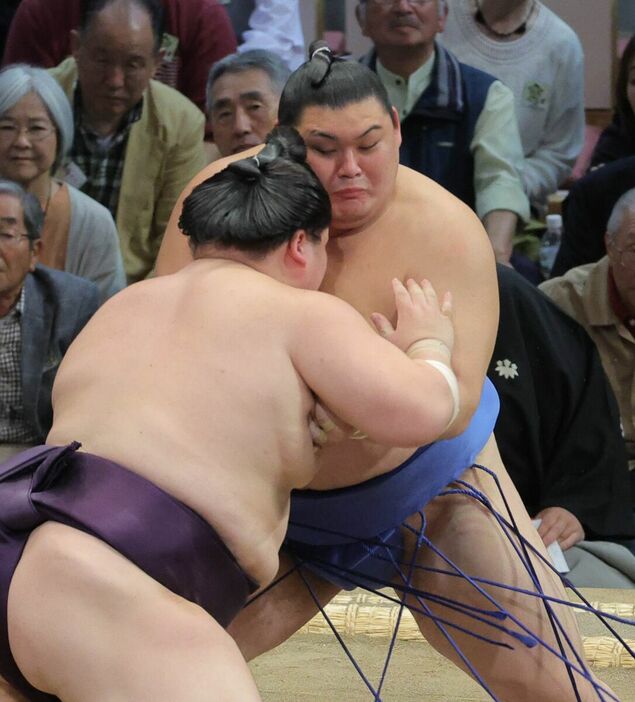 王鵬（左）を押し倒しで下した大の里（カメラ・朝田　秀司）