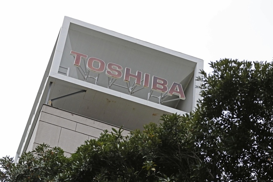 東芝本社が入るビル近くに掲げられたロゴマーク＝2023年9月、東京都港区