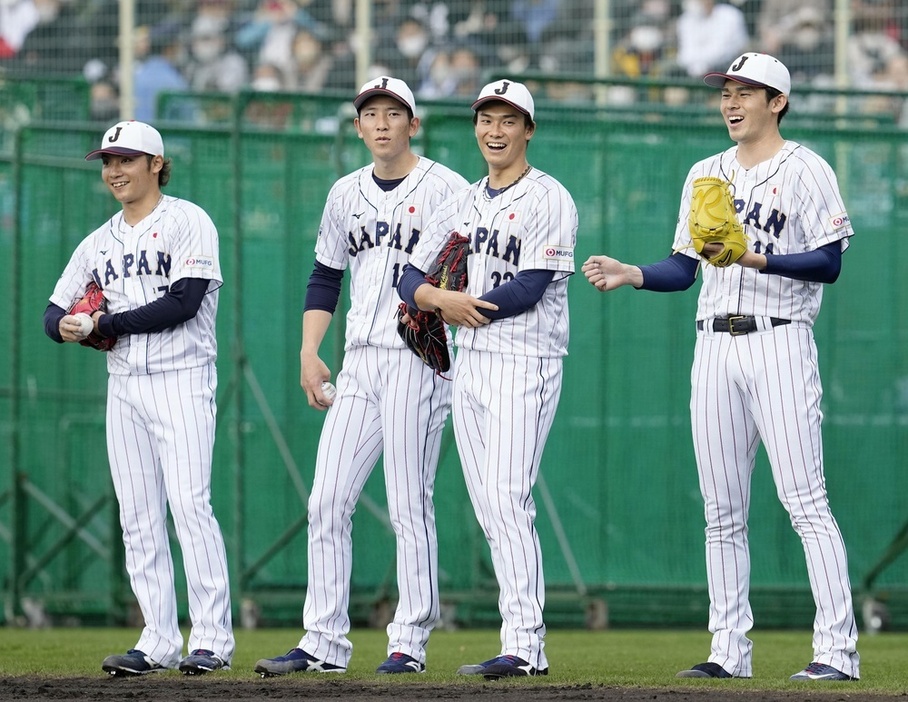 WBC日本代表キャンプで投内連係の練習中、笑顔を見せる（右から）佐々木朗、湯浅、戸郷、伊藤＝2023年2月、宮崎