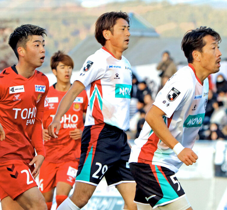 現役最後のプレーとなった岩手・水野晃樹（右から２人目）（カメラ・岩崎敦）