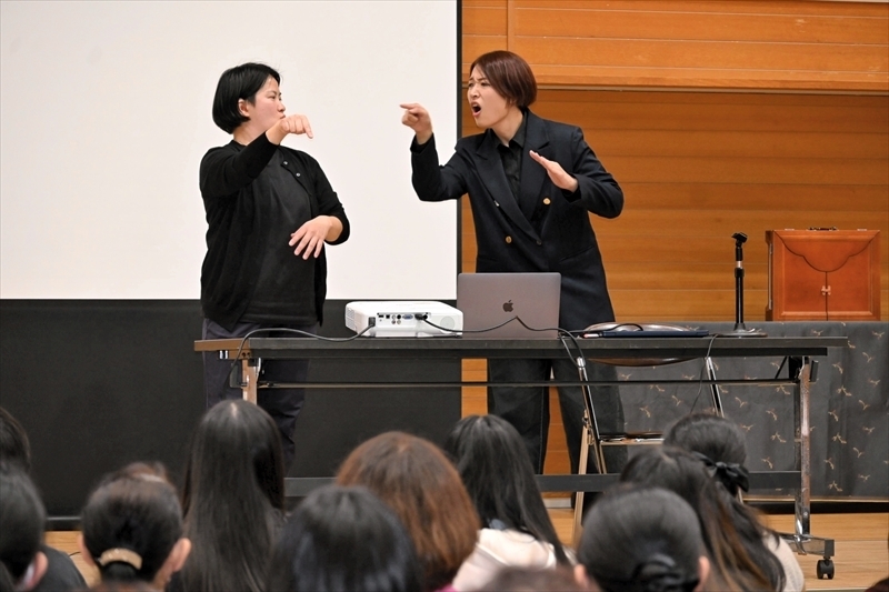 被災者の体験を手話や身ぶり手ぶりで表現する吉田さん（右）と山中さん