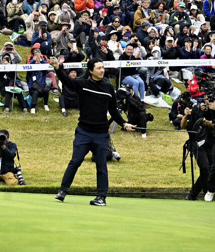 優勝を決め歓声に応える石川遼