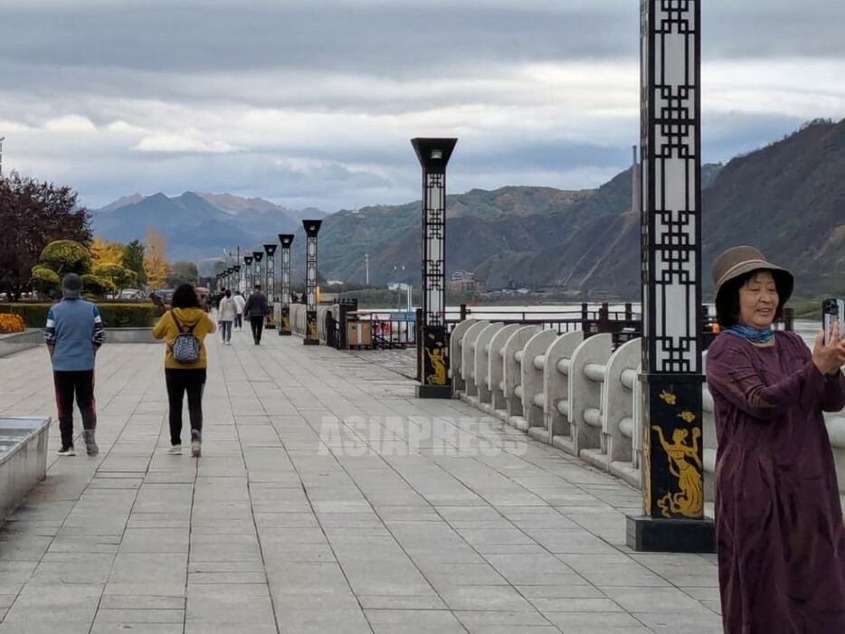 中国側には遊歩道が整備され、食堂が立ち並ぶ。右側の山並みが北朝鮮。遊覧船にも乗れるが、望遠カメラでの撮影は禁止と言われた。