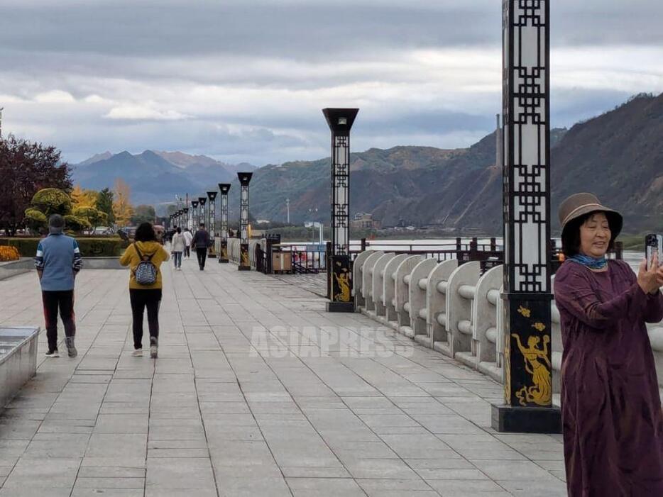 （クリックして拡大）中国側には遊歩道が整備され、食堂が立ち並ぶ。右側の山並みが北朝鮮。遊覧船にも乗れるが、望遠カメラでの撮影は禁止と言われた。