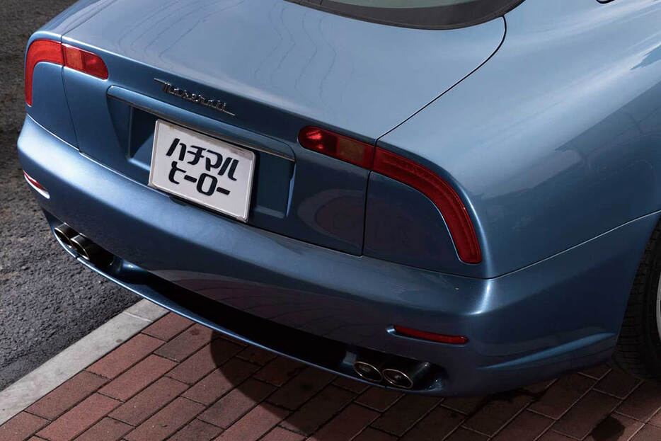 【画像14枚】1998年式 Maserati 3200GTの特徴的なブーメラン型テールランプ。創業1914年と、フェラーリよりも遥かに長い歴史を誇るマセラティだが、80年代にはデ・トマゾ傘下で、その伝統にはふさわしくない量産モデルで生き延びていた。そんな折、新たにフェラーリ傘下で開発されたスーパーカー級のGTが誕生した