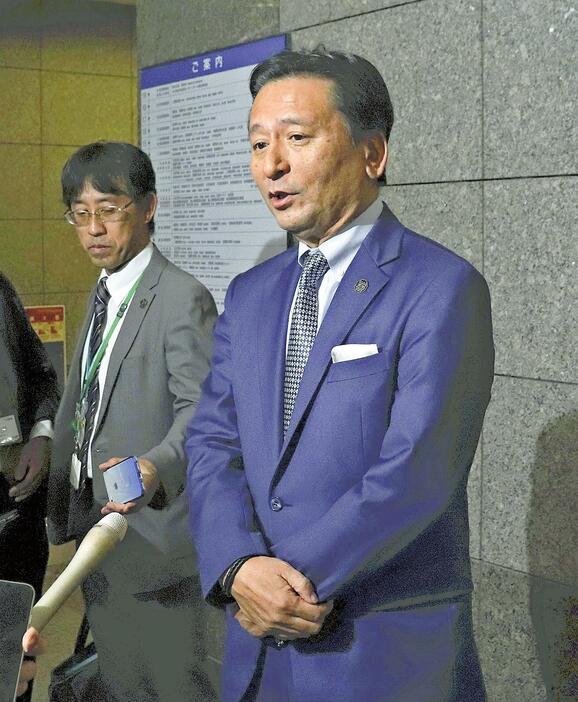 防衛省で報道陣の取材に応じる山口知事（右）