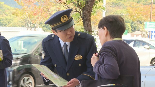 坂出市のスーパーで香川県警本部長ら約30人が情報提供を呼び掛け