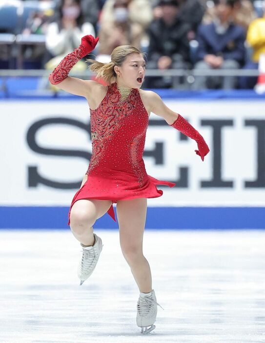 ショートプログラムで演技をする坂本花織（カメラ・今成　良輔）