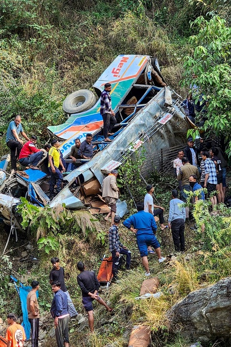 インド北部ヒマラヤ山脈の渓谷でバスが川に転落した現場。ウッタラカンド州広報局提供（2024年11月4日撮影）。【翻訳編集】 AFPBB News