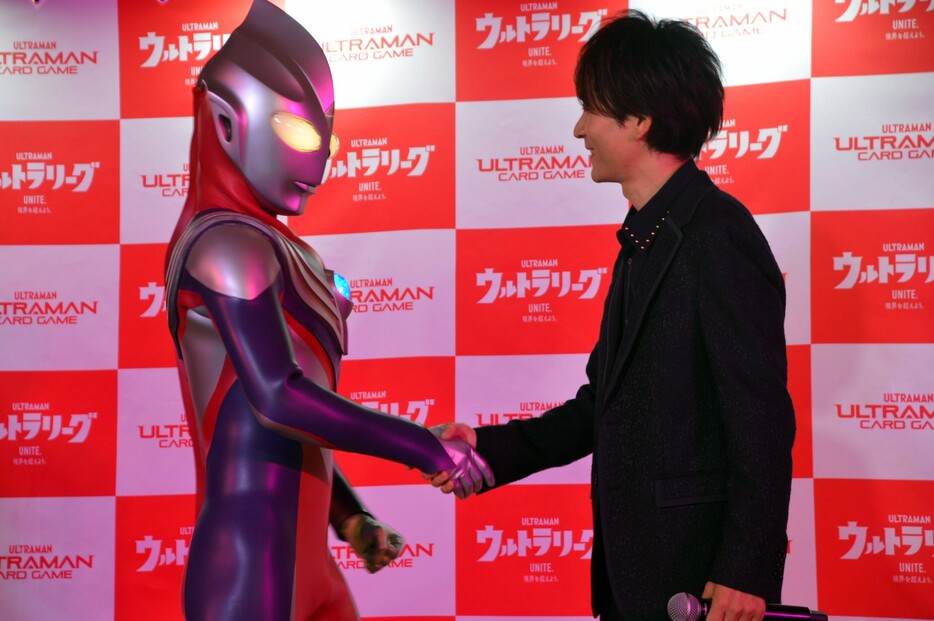 待望の瞬間！“ダイゴ”長野博とウルトラマンティガが握手！