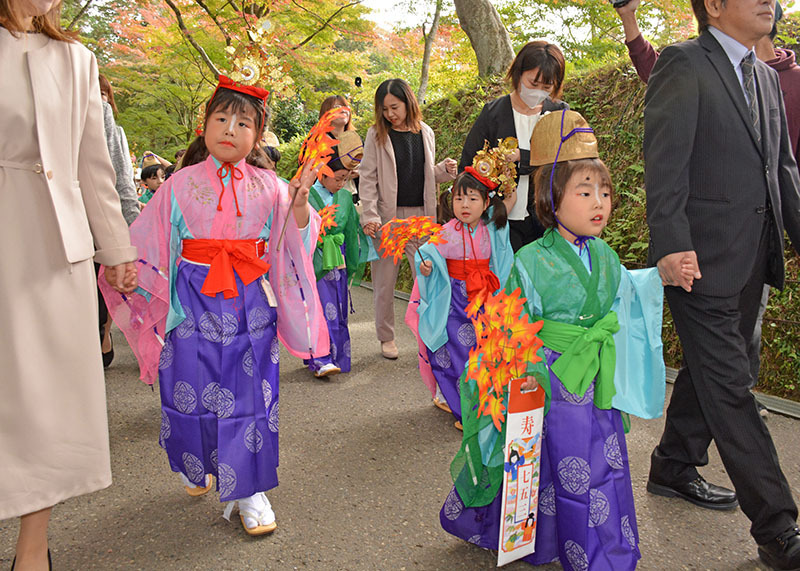 木々の紅葉が始まった参道で、幼児24人が参加して行われた稚児行列＝1日、平泉町・中尊寺