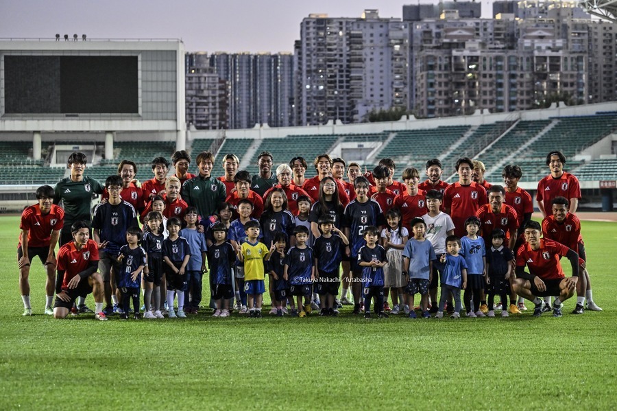 １１月１７日に中国・厦門市内で子どもたちと交流したサッカー日本代表の選手　撮影：中地拓也