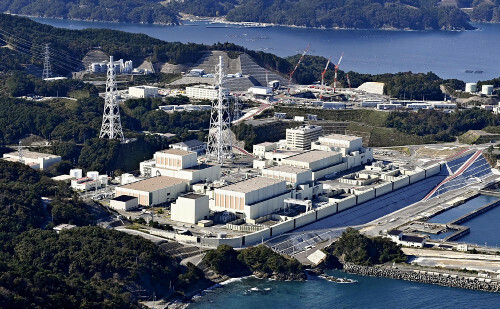 東北電力女川原子力発電所２号機（手前）（１０月２９日、宮城県女川町で、読売機から）＝大石健登撮影