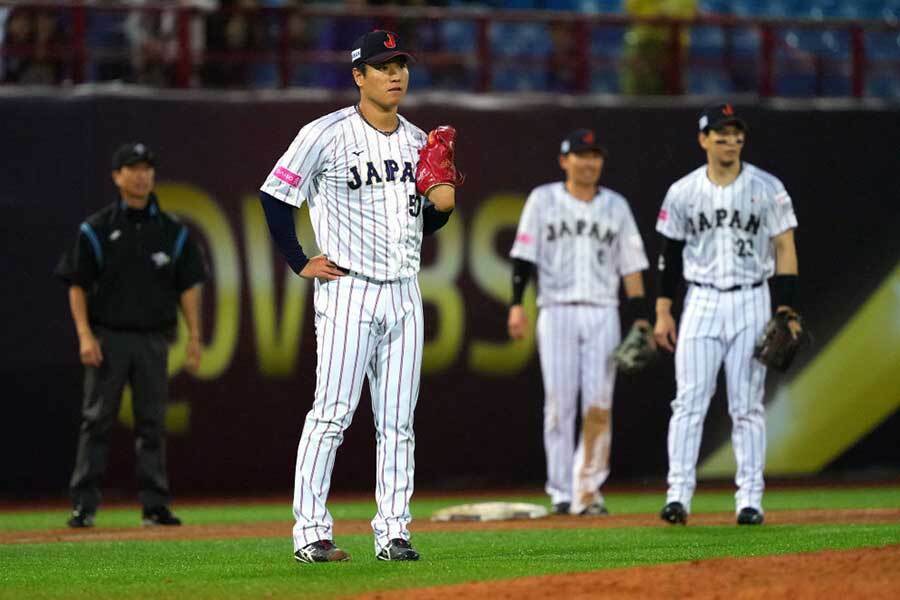 7回、投ゴロを悪送球した侍ジャパン・清水達也【写真：Getty Images】