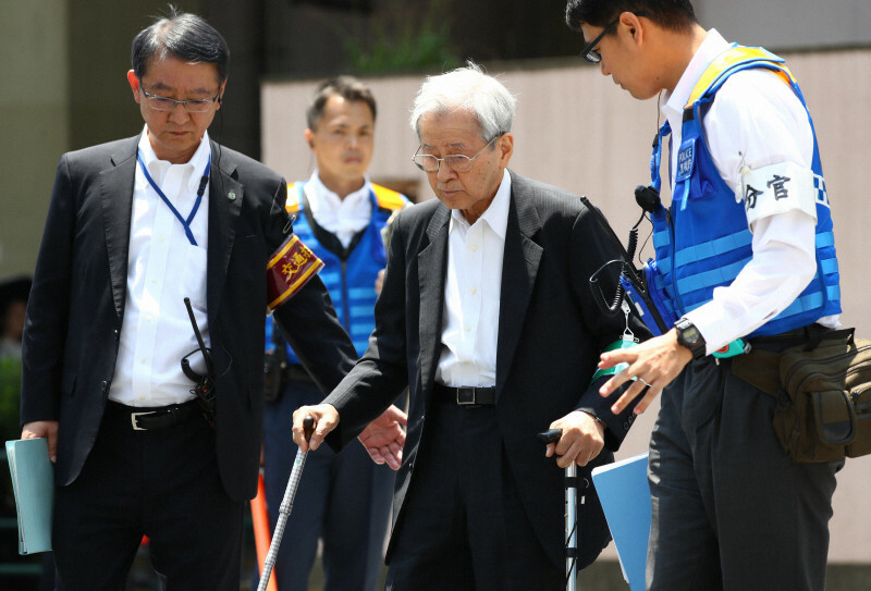 飯塚幸三受刑者（中央）を立ち会わせて実況見分する警視庁の捜査員ら＝東京都豊島区で2019年6月13日午前11時20分、佐々木順一撮影