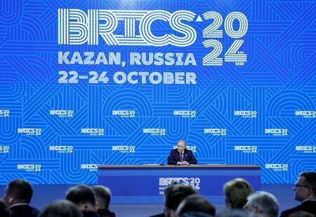 BRICS首脳会議で会見するロシアのプーチン大統領（写真：ロイター/アフロ）