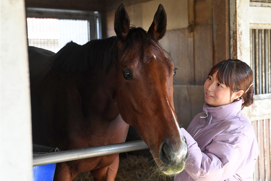 ライラックを“取材”する栗栖記者