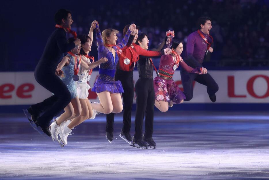 フィギュアスケートGPシリーズ第4戦NHK杯のエキシビションで、北京五輪団体戦で獲得した銀メダルを披露する坂本（左から4人目）ら（撮影・河田真司）