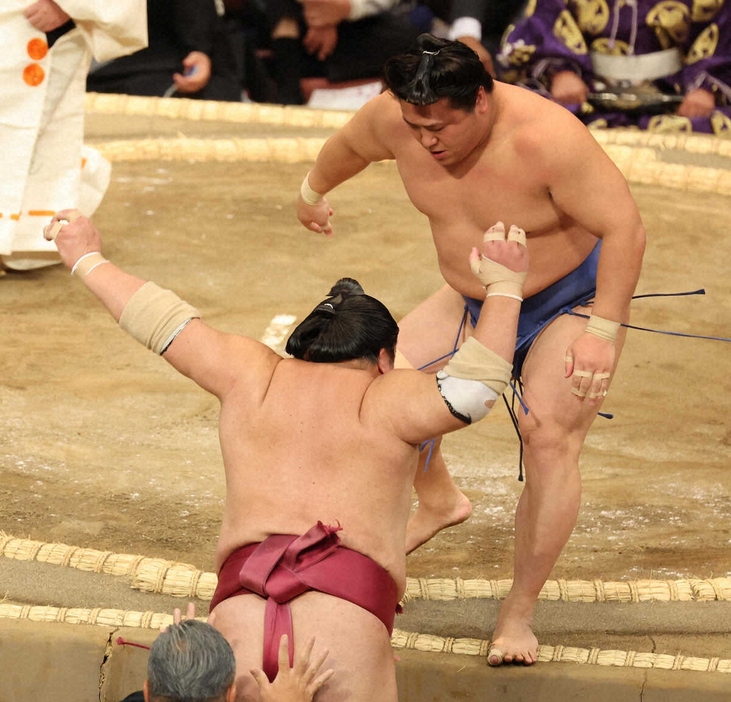 ＜九州場所2日目＞押し出しで大栄翔（手前）を破った若隆景（撮影・成瀬　徹）