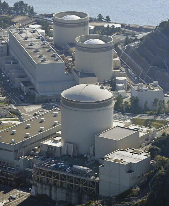 関西電力美浜原発。手前から3号機、2号機、1号機＝14日、福井県美浜町（共同通信社ヘリから）