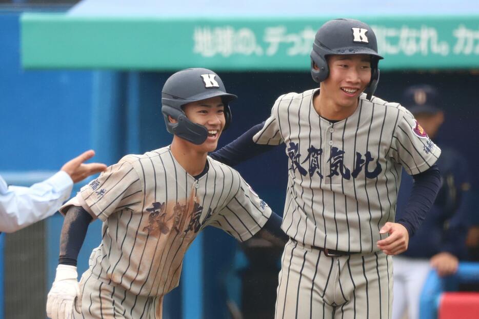 本塁打を放って笑顔を見せる岡部 飛雄馬（左）