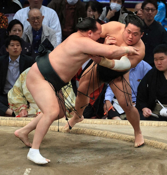 ＜大相撲九州場所12日目＞千代翔馬（左）は押し出しで翠富士を破る（撮影・岸　良祐）